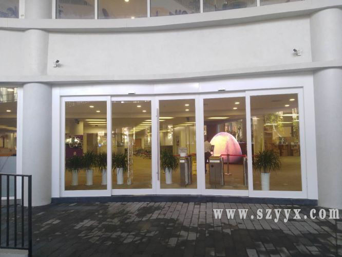 白色边框玻璃沐鸣2门